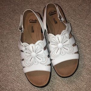 NWOT White Flower Clark’s Sandals
